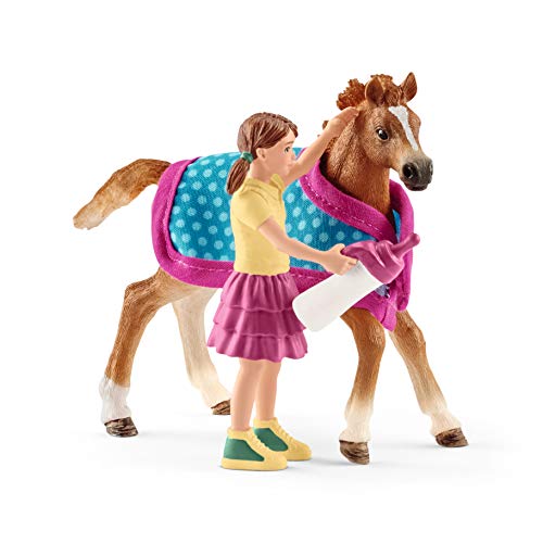 Schleich 42361 Horse Club Speelset, veulen met deken, speelgoed vanaf 5 jaar