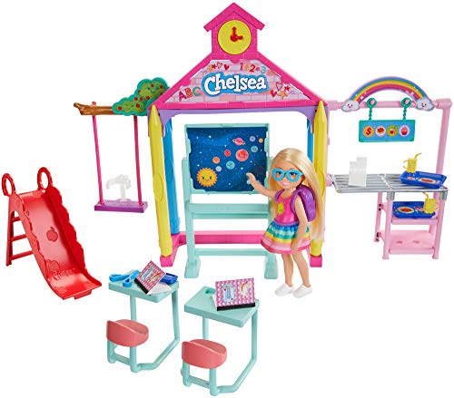 Barbie GHV80 Club Chelsea klaslokaal, speelset met pop (blond) en school, met accessoires, speelgoed vanaf 3 jaar